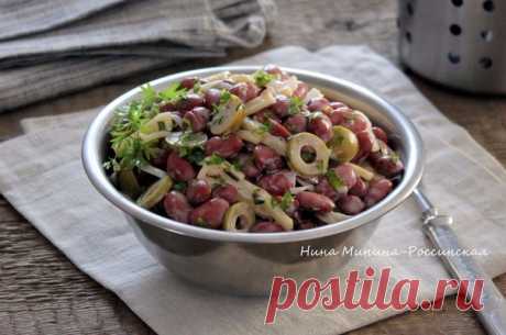 Салат с фасолью и оливками

Салат с консервированной фасолью и оливками можно назвать "ленивым", потому что все ингредиенты для него используются уже готовые, и "на скорую руку", потому что готовится он за считанные минуты.
Показать полностью…