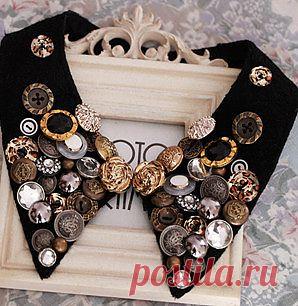 Необычный накладной воротник, расшитый пуговицами и клепками.