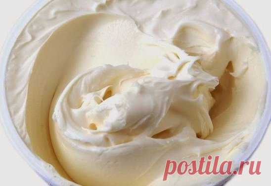 Нежный крем, напоминающий пломбир.
Ингредиенты:
● 500 гр.сметаны 20%
● немного лимонной цедры
● 2 яйца
● 3 ст.л. муки
● 180 гр. сахара
● 2 гр. ванили
● 250 гр. масла комнатной температуры
Приготовление:
Смешать сметану, яйца, ваниль, цедру, муку и сахар, поместить на водяную баню и варить до загустения, полностью остудить.Масло взбить и, продолжая взбивать, ввести остывший крем.