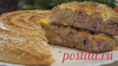 Пирог "Улитка". Очень Быстрый и Оочень Вкусный пирог!
Пирог Улитка из слоенного теста с ветчиной и сыром. Пирог получается, нежный, с хрустящей корочкой, оригинальный на вид и очень вкусный. Готовиться очень просто и быстро.
ИНГРЕДИЕНТЫ
Слоеное тесто – …