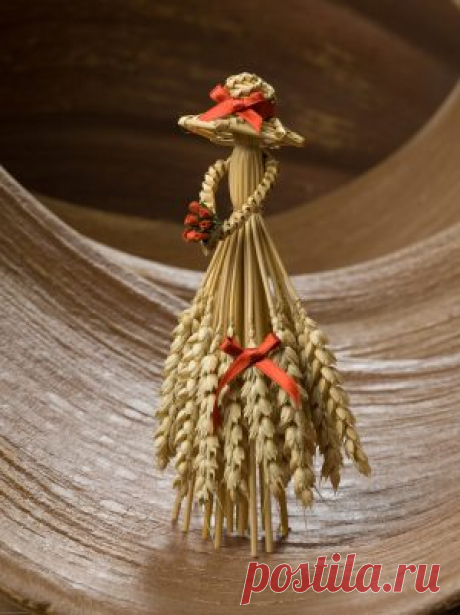Corn Lady with Hat - Corn Dolls - Brandon Thatchers Film & TV Services A beautifully hand crafted corn dolly created by a genuine cottage industry in England. Lovingly woven from specially grown, and harvested, wheat straw.

Made to a traditional, time-honoured design, their exact significance is shrouded in folklore and meanders from county to county across the country.

A talisman of good fortune made from the last sheaves of corn harvested, capturing the spirit of the c...