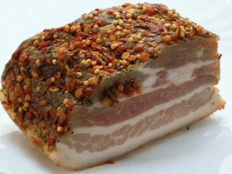 Чудесное сало «Море пряностей»
Продукты:
1,4 кг сала с мясной прослойкой 5 ст.л. соли
1 ст.л. смеси перцев горошком (черный, белый, зеленый и розовый) 
смесь измельченных перцев (чили, зеленая и красная паприка, белый, душистый, черный и красный) по 1 ст.л. кориандра, тмина, душистого и черного перца 5 лавровых листов 2 головки чеснока 5 веточек укропа
Приготовление:
Сало промыть, обсушить, разрезать на 5-6 кусков. В разные тарелки насыпать соль и пряности (перемешать). Сало посолить, нашпиг