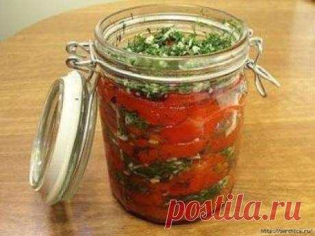 Перец болгарский с чесноком на зиму Чтобы приготовить перец болгарский с чесноком на зиму, вам понадобится: перец болгарский – 3 кг чеснок – 3 головки укроп свежий – 1 пучок для маринада: масло подсолнечное – 250 мл уксус – 500 мл сахар – 1 ст. соль – 3 ст. л. Как приготовить перец болгарский с чесноком на зиму: 1. Болгарский перец хорошо вымыть под проточной водой, обсушить, очистить от плодоножек и семян, нарезать полосками или крупными кусочками. Для того, чтобы заготовка выглядела ярче и апп