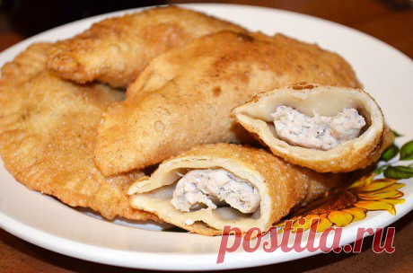 Чебуреки с куриным фаршем | На пробу!
Ингредиенты:

Мука — 450 гр
Вода — 325 мл +/- 2 ст.л.
Соль — 1 ч.л.
Куриное мясо/фарш (можно с куриным жиром) — 400 гр
Лук репчатый — 150-200 гр
Перец черный молотый — 0,5 ч.л.
Масло растительное для жарки