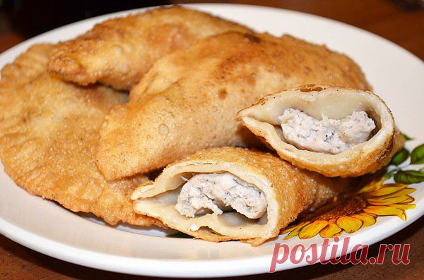 Чебуреки с куриным фаршем | На пробу!
Ингредиенты:

Мука — 450 гр
Вода — 325 мл +/- 2 ст.л.
Соль — 1 ч.л.
Куриное мясо/фарш (можно с куриным жиром) — 400 гр
Лук репчатый — 150-200 гр
Перец черный молотый — 0,5 ч.л.
Масло растительное для жарки