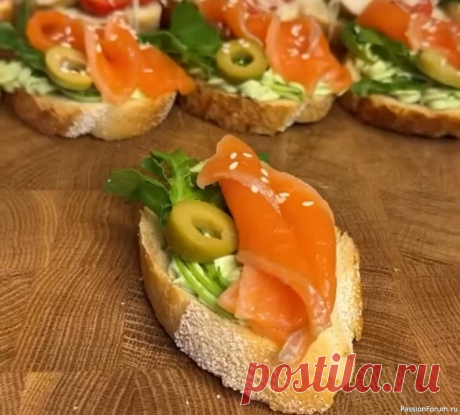 ​Красивые и очень вкусные варианты праздничных закусок «Цезарь с курицей»:Творожный сыр (сливочный) - 2 ст.л.; Яйцо (варёное) - 1 шт.; Огурцы (маринованные) - 2-3 шт.; Чеснок - 1 зубчик; Куриное филе; Листья салата «Айсберг»; Сыр; .«С красной рыбой»: Творожный сыр (сливочный) - 2 ст.л.; Авокадо; Лимонный сок; Руккола; Красная рыба...
