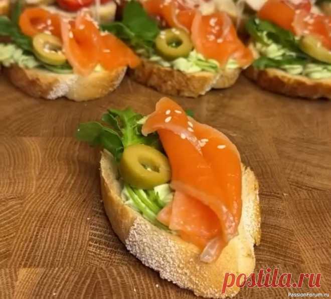 ​Красивые и очень вкусные варианты праздничных закусок «Цезарь с курицей»:Творожный сыр (сливочный) - 2 ст.л.; Яйцо (варёное) - 1 шт.; Огурцы (маринованные) - 2-3 шт.; Чеснок - 1 зубчик; Куриное филе; Листья салата «Айсберг»; Сыр; .«С красной рыбой»: Творожный сыр (сливочный) - 2 ст.л.; Авокадо; Лимонный сок; Руккола; Красная рыба...