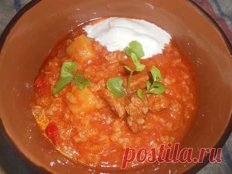 Мастава или суюк ош.
 баранина около 700, курдюк 200-250, лук 2 шт перец болгарский 3шт, морковь 2 небольшие или одна не жадная, репа (если есть), картофель 3-4 шт, рис 100 гр, помидор 1-2, томатная паста по вкусу, черный перец, соль, сахар - по вкусу.