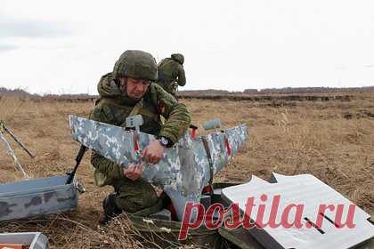 Российский беспилотник сбил украинский дрон «Баба Яга» под Артемовском. Оператор российского беспилотного летательного аппарата Дальневосточного отдельного гвардейского соединения Воздушно-десантных войск (ВДВ) сбил украинский дрон типа «Баба Яга» под Артемовском. Об этом сообщили в Минобороны РФ. БПЛА набрал высоту и протаранил тяжелый гексакоптер Вооруженных сил Украины (ВСУ).
