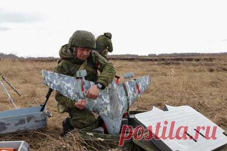 Российский беспилотник сбил украинский дрон «Баба Яга» под Артемовском. Оператор российского беспилотного летательного аппарата Дальневосточного отдельного гвардейского соединения Воздушно-десантных войск (ВДВ) сбил украинский дрон типа «Баба Яга» под Артемовском. Об этом сообщили в Минобороны РФ. БПЛА набрал высоту и протаранил тяжелый гексакоптер Вооруженных сил Украины (ВСУ).