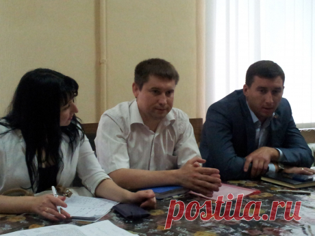 Члени Президії обговорювали важливі питання та готували проекти рішень для подальшого їх розгляду на сесії Міської молодіжної ради при Запорізькій міській раді
