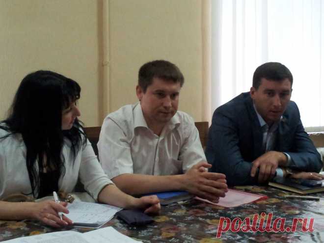 Члени Президії обговорювали важливі питання та готували проекти рішень для подальшого їх розгляду на сесії Міської молодіжної ради при Запорізькій міській раді