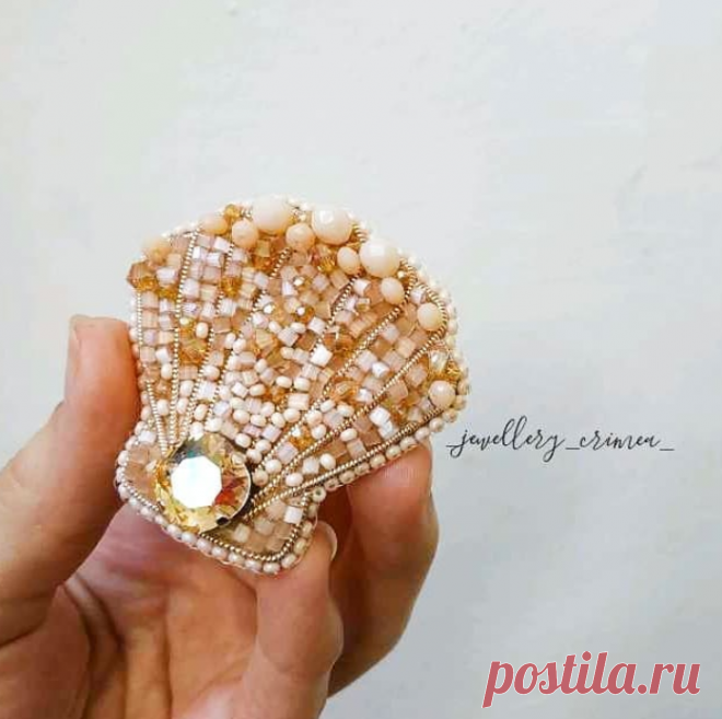 Ракушка 🏝️
 Материал:
🔸Чешский бисер
🔸Рубка чешская
🔸Рондели
🔸Страз в цапах
🔸Хрусталь горный
🔸Жёсткая канитель
🔸Экокожа (изнанка)
🔸 Булавка