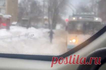 На Урале кондуктору пришлось устроить погоню за своим автобусом. Жительнице Екатеринбурга пришлось гнаться за автобусом, в котором она работает кондуктором. Все произошло, когда транспортное средство остановилось на улице Бакинских Комиссаров. Россиянка выбежала в киоск неподалеку. Пока она находилась около точки, водитель покинул остановку.