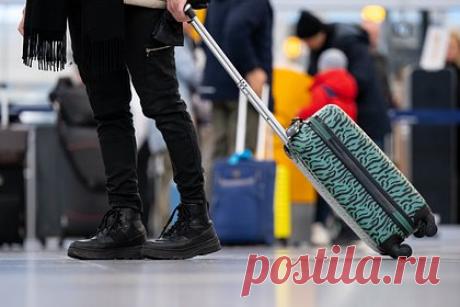 Пьяного пассажира сняли с рейса в Турцию и вывели из самолета под аплодисменты. Нетрезвого пассажира авиакомпании Correndon Airlines сняли с рейса и вывели из самолета, летевшего в турецкую Анталью, под аплодисменты попутчиков. Известно, что 43-летний Пол Карлинг был настолько пьян, что не мог самостоятельно встать с места, офицерам полиции пришлось ему помогать.