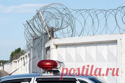 Раскрыты детали конфликта заключенных во взбунтовавшейся колонии Амурска. Во время бунта в хабаровской исправительной колонии строгого режима №14 (ИК-14) двух заключенных могли убить из-за их сотрудничества с оперативниками. Один из убитых был рецидивистом и считался «положенцем» (вор в законе, один из самых главных в колонии). Второй убитый — правая рука «положенца» Артем Ефин.