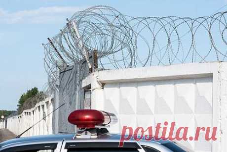 Раскрыты детали конфликта заключенных во взбунтовавшейся колонии Амурска. Во время бунта в хабаровской исправительной колонии строгого режима №14 (ИК-14) двух заключенных могли убить из-за их сотрудничества с оперативниками. Один из убитых был рецидивистом и считался «положенцем» (вор в законе, один из самых главных в колонии). Второй убитый — правая рука «положенца» Артем Ефин.