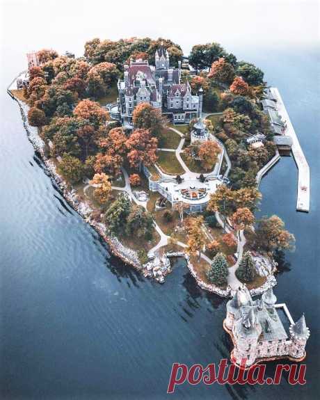Beautiful World
Замок Больдта
Популярная туристическая достопримечательность. Замок, сооружённый в начале 20 века, расположен на острове Харт-Айленд в составе архипелага Тысяча островов на реке Святого Лаврентия в том месте, где проходит граница между югом канадской провинции Онтарио и севером американского штата Нью-Йорк.