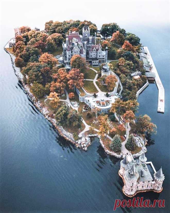Beautiful World
Замок Больдта
Популярная туристическая достопримечательность. Замок, сооружённый в начале 20 века, расположен на острове Харт-Айленд в составе архипелага Тысяча островов на реке Святого Лаврентия в том месте, где проходит граница между югом канадской провинции Онтарио и севером американского штата Нью-Йорк.