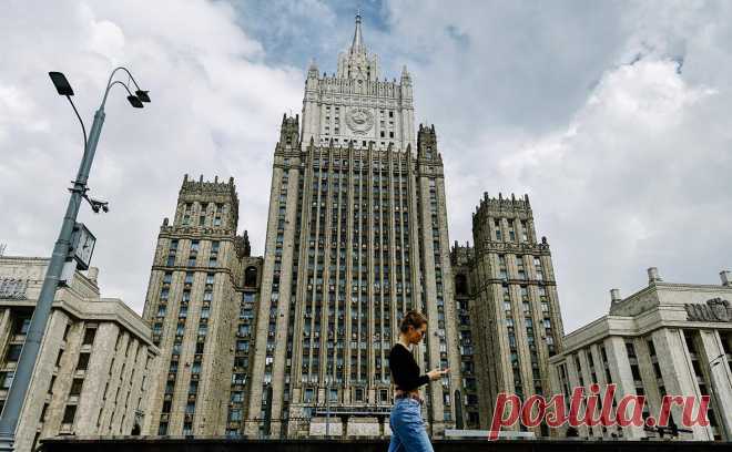 МИД ответил на возможное снятие Баку эмбарго на поставки оружия Киеву. Снятие Азербайджаном эмбарго на поставки оружия Украине может негативно сказаться на мирном урегулировании, заявил заместитель директора департамента информации и печати МИД России Алексей Фадеев на брифинге 13 августа.