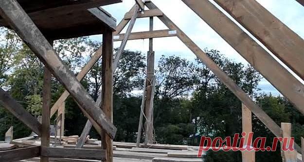 Двускатная кровля от А до Я

Сейчас строят свой собственный дом, используя разные виды и типы крыш. Но все зависимости от внешнего вида и конструкции, все крыши можно разделить на три типа:

Односкатная;
Двухскатная;
Четырехскатная. 
Односкатная, редко используется для строительства в частных домах, так как у неё несколько странный вид и у такой крыши чердак имеет маленькую площадь, но, к сожалению, утеплять такую крышу нужно, что влечем за собой дополнительные траты.

Что...