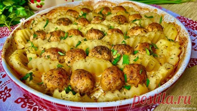 Съедается мгновенно! Сочные фрикадельки с картофелем в духовке! Всем огромный привет! Готовим рассыпчатую картошечку с сочными фрикадельками в духовке!  Ух, как же это очень вкусно! Весь секрет в приготовлении фарша.Ингредиенты Мясной фарш (ассорти) – 500 гр.Вода – 80 мл.Лук – 100-120 гр.Чеснок – 2-4 зуб.Соль – 0,5 ч.л.Сухая аджика – 1/3 ч.л.Сладкая...