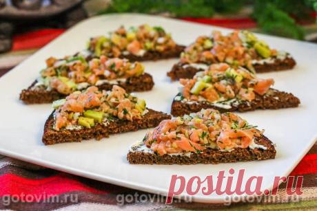 Тартинки с красной рыбой и авокадо.