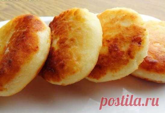 Сырники нежнейшие и пышные (без яиц)
Один из самых вкусных рецептов
Ингредиенты:
●творог до 17 % жирности (две пачки по 180 г)
●соль щепотка
●сахар 1-2 ч. л.
●мука 1 ст. л.
●мука для обваливания
●растительное масло для жарки.
Приготовление:
В творог добавить щепотку соли, сахар (много класть не стоит, иначе сырники от сиропа раскиснут, потребуют больше муки, в результате, будут жесткими и невкусными и подгорят) и 1 ст. л.муки. Хорошенько размешать. Я пользовалась толкушкой с дырочками. Твор