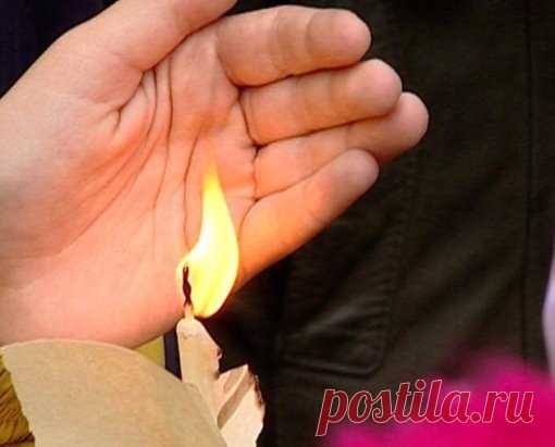 ШЕСТЬ ОБРЯДОВ ОЧИЩЕНИЯ ДОМА
• Возьмите 3-5 маленьких луковок, очистите их и повесьте в разных местах. Каждую луковку проткните толстой иглой с красной ниткой и завяжите нитку вокруг луковки. Через семь суток снимите луковки и каждую положите на отдельный лист бумаги, хорошо посолите их и сожгите. После этого обряда злые силы покинут дом.
• Несколько дней и даже недель жгите во всех комнатах церковные свечи. Огонь отгонит темные сущности потустороннего мира.
• На ночь можно положить в углы раз