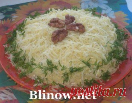 Салат с курицей, черносливом и орехами
