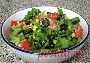 Салат с тунцом
🔸на 100грамм - 98.28 ккал🔸Б/Ж/У - !2!🔸
Ингредиенты:
170 г тунца в собственном соку или в масле (по вкусу)
3-4 больших листа салата
2 небольших помидора
240 г сладкой кукурузы
170 г черных оливок без косточек
оливковое масло и соль по вкусу
Приготовление:
1. Промойте листья салата и обсушите бумажным полотенцем.
2. Слейте жидкость из тунца и измельчите рыбу вилкой. Положите рыбу в салатник.
3. Помойте, обсушите и порежьте на кусочки помидоры. Добавьте помидоры в миску с тунцом