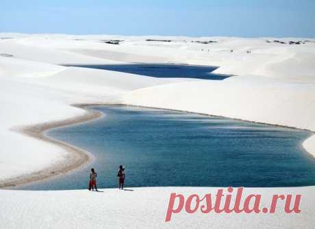 Уникальный парк белых песков в Бразилии В Бразилии есть уникальное место, которое удивляет даже самих бразильцев. Это Национальный парк Ленсойс Мараньенсеc, расположенный в северо-восточной части Бразилии, в штате Мараньян, около города Баррейриняс. Ленсойс Мараньенсес – удивительная местность на площади 1000 кв. км,...