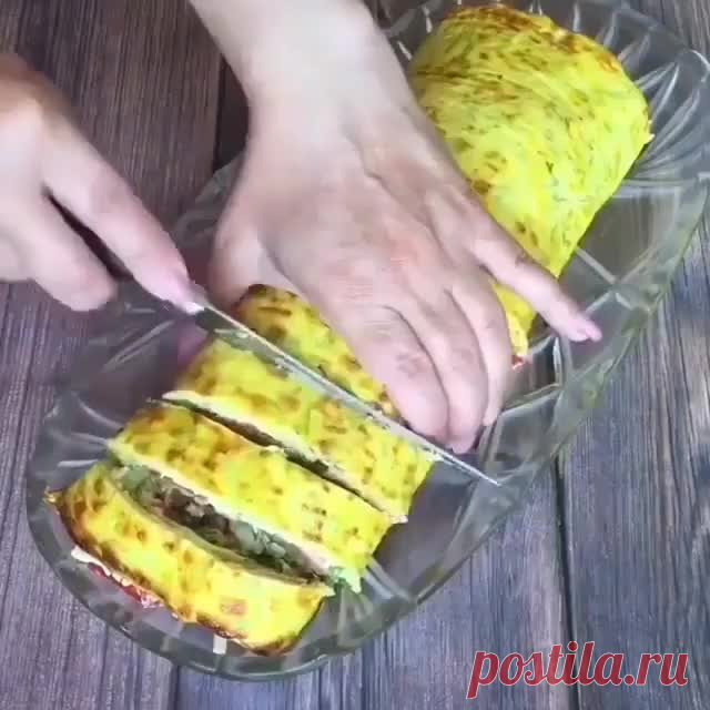 Рулет из КАБАЧКОВ👌🏻
⠀
Ингредиенты:
⠀
🔸Кабачки - 2 шт.
🔸Яйца - 3 шт.
🔸Сметана - 2 ст.л.
🔸Мука - 4 ст.л.
🔸Соль - по вкусу
🔸Перец черный молотый - по вкусу
⠀
Начинка:
🔸Плавленный сырок - 2 шт.
🔸Чеснок - 2-3 зуб.
🔸Сметана (майонез) - 3-4 ст.л.
🔸Помидор - 2 шт.
🔸Сладкий перец - 1 шт.
🔸Зелень (укроп)
⠀
Выпекаем на бумаге для выпечки с силиконом ( силиконизированный пергамент  для выпечки) С простой бумаги для выпечки снимается плохо
⠀
Выпекать 180’С.  приме...