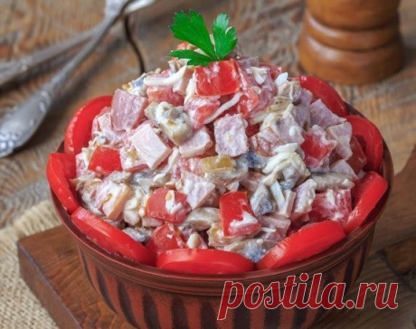 Салат с ветчиной, грибами и помидорами