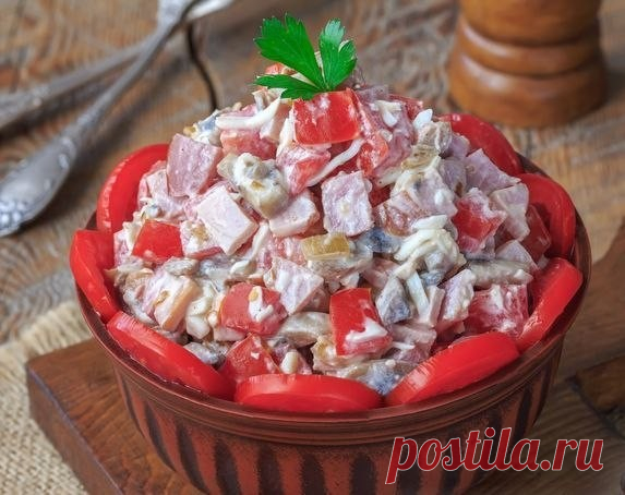 Салат с ветчиной, грибами и помидорами