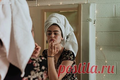 Дерматологи раскрыли главные правила ухода за кожей. Редактор модного портала Who What Wear Грейс Дэй в соавторстве с дерматологами раскрыла главные правила ухода за кожей. Так, врач Соня Хорана выделила среди ключевых процедур применение солнцезащитного крема с фильтром широкого спектра, антиоксидантов, например, витамина С, утром и ретиноидов вечером.