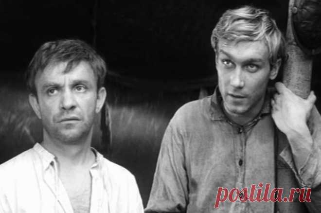 «Вот пуля пролетела, и ага». Страсти по фильму «Служили два товарища». Алла Демидова, не совладав с оружием, однажды упала на камни и травмировалась. Высоцкий после посиделок с вином не мог держаться в седле. Янковский попадал в вытрезвитель.