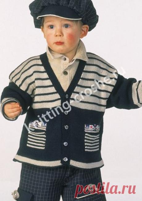 вязаный спицами жакет для мальчика