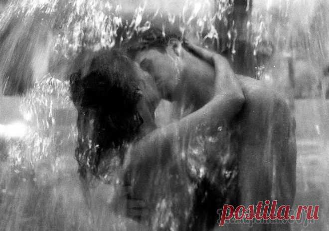 Ценный опыт (Стих) Как будто привязан Невидимой нитью.Будь снова развязной,Я верный твой зритель.Сними с себя кожу,Открой мне изнанку.Долой осторожность, Стань сладкой приманкой.Открой своё лоно,Дай яду напиться.Созревш...