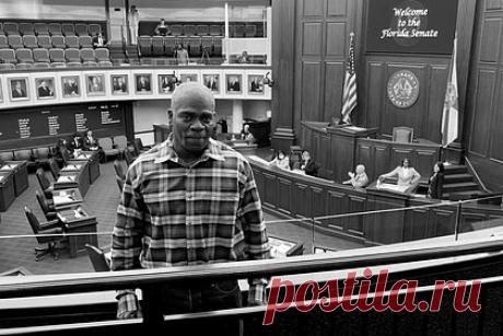 В США полиция застрелила отсидевшего 16 лет по ложному обвинению афроамериканца. Полицейский в штате Джорджия, США, застрелил темнокожего мужчину, который ранее провел более 16 лет в тюрьме по ложному обвинению. Мужчина проявил агрессию и начал нападать на полицейского, который применил электрошокер и дубинку, а после выстрелил в Кьюра из пистолета.