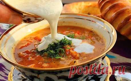 Узбекская мастава отличается от привычных супов тем, что мясо для нее не варят сразу, а сначала обжаривают в курдючном жире, и именно это придает бульону насыщенность и характерный вкус. В супе сочетаются свежие овощи, рис и ароматные специи, густая консистенция делает его похожим на что-то среднее - 22 августа - 43521675807 - Медиаплатформа МирТесен