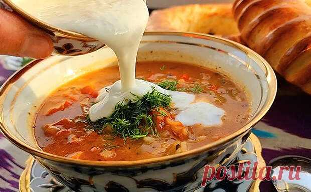 Узбекская мастава отличается от привычных супов тем, что мясо для нее не варят сразу, а сначала обжаривают в курдючном жире, и именно это придает бульону насыщенность и характерный вкус. В супе сочетаются свежие овощи, рис и ароматные специи, густая консистенция делает его похожим на что-то среднее - 22 августа - 43521675807 - Медиаплатформа МирТесен