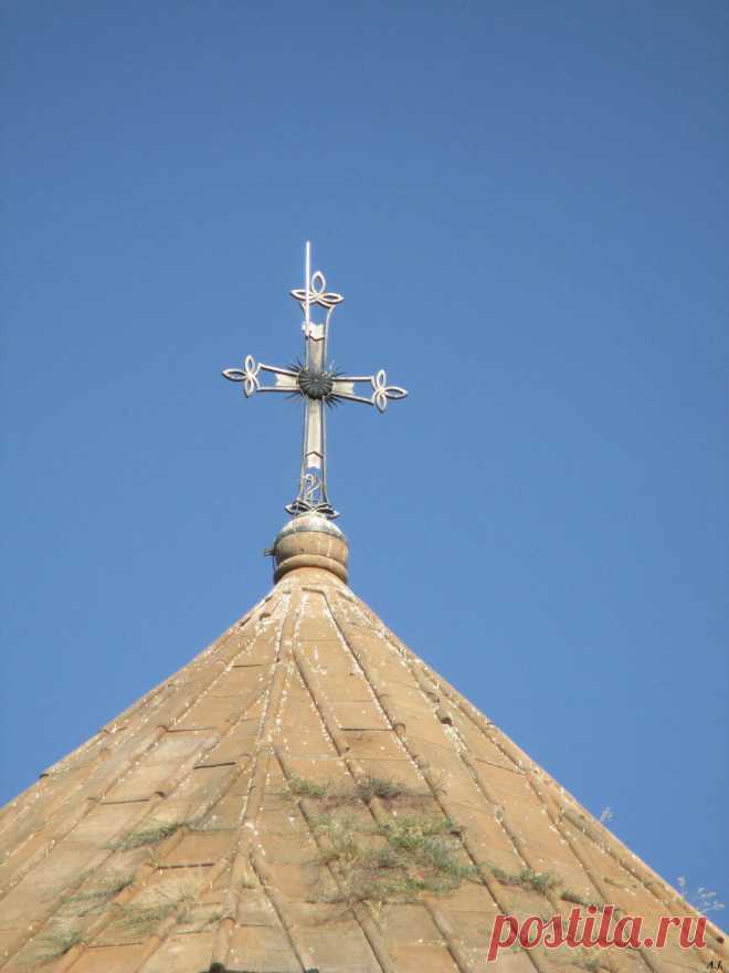 Սեպտեմբերի 16-Այսօր նշվում է ԽԱՉՎԵՐԱՑԻ՝Սուրբ Խաչի Վերացման տոն

Գնահատե՜ք Խաչի զորությունը
Խաչի խորհրդի մասին մեր եռամեծ վարդապետ Գրիգոր Տաթևացին ասում է. «Երբ պատսպարվում ենք խաչով, այսինքն՝ թիկունքով ամրապնդվում նրանով, ինչպես պարսպով, և հենվում՝ այսինքն սրտով հաստատվում նրա վրա, երեք տեսակ բարիք ենք ստանում՝ իմաստություն, զորություն և անմահություն: Ուստի, երբ իմացությամբ և հավատով պատսպարվում ենք այս եռակի բարությամբ, իմաստնանում ենք ու հասկանում, որ նրա վրա Խաչվածը Աստված է և անմեղ