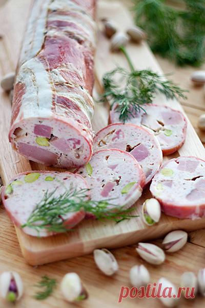 Куриный террин с вечтиной и фисташками Как-то я совсем рецепты забросила, позор мне, позор. Исправляюсь. Этот террин делала на Новый год, по мотивам рецептов anke_anke - у нас без её рецептов уже несколько лет…