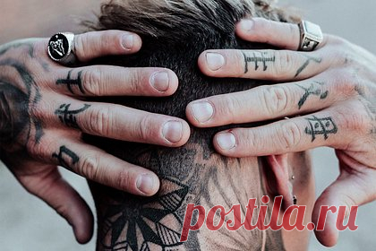 Мастер назвал самые болезненные места для татуировок. Мастер студии Tattooing Tattoos Йэн Пэрри из Англии назвал самые болезненные на теле места для тату. Так, среди них — суставы пальцев, запястья, локти, ребра, лицо и ладони. Кроме того, мастер предостерег от тату на внутренней стороне бедер, щиколотках, ягодицах и верхней и нижней частях стопы.