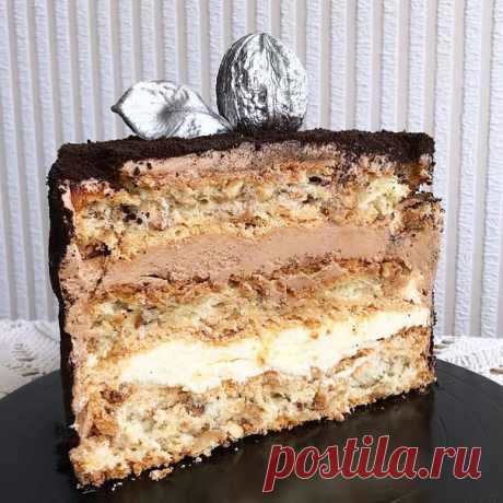 РЕЦЕПТ ТОРТА "КРЕПКИЙ ОРЕШЕК"

Масса готового торта - 1,6 кг., высота - 11 см.
Коржи:
(три формы 16 см., если нет трех колец, тесто на второй и третий корж готовить непосредственно перед выпеканием)
Белки - 250 г. (7 шт.)
Сахар - 290 г.
Мука - 55 г.
Орехи (50/50 фундук/кешью) - 205 г.
Ванильный сахар - 5 г.
Орехи обжарить и измельчить.
Белки желательно оставить на ночь в тёплом месте для сквашивания, но данный пункт в целом можно пропустить.
Белки взбить в пену, добавить 6...