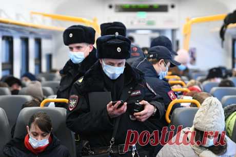 Раскрыта судьба выписанных за отсутствие масок штрафов. Россияне могут аннулировать штрафы за нарушение перчаточно-масочного режима, выписанные до его отмены. Их судьбу раскрыл аналитик Денис Кувиков. Он пояснил, что в данной ситуации действует обратная сила закона. Она применима как к Уголовному кодексу, так и к Кодексу об административных правонарушениях.