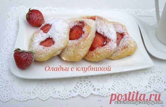 Пышные оладьи с клубникой