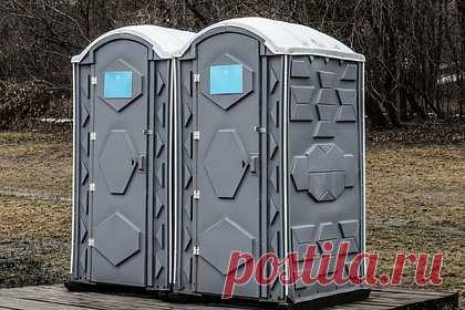 В европейском городе установили рождественскую елку из туалетов. На въезде в эстонский город Выру этой зимой установили необычную елку. Она представляет собой украшенную гирляндами пятиэтажную пирамиду из туалетных кабинок. Автором сооружения выступила фирма, занимающаяся сдачей в аренду уличных туалетов. В 2019 году здесь уже ставили такую елку, но она была четырехэтажной.
