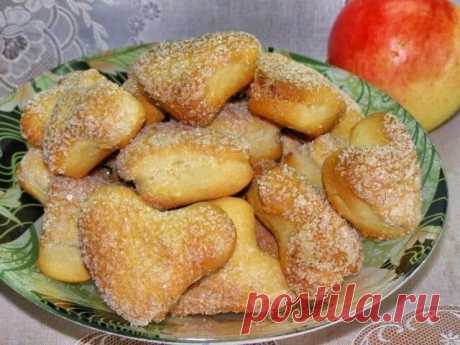 Вкусное домашнее печенье на кефире
Кефир – 130 мл.
Яйцо – 1 шт.
Соль – 1/3 ч.л.
Сахар – 1 ст.л. (в тесто)
Растительное масло – 80 мл.
Разрыхлитель – 1 ч.л.
Мука – 300 гр.
Сахар – для посыпки

В миску наливаем кефир 130 мл, разбиваем 1 яйцо, добавляем 1/3ч.л. соли, 1 ст.л. сахара, добавляем 80 мл растительного масла. Все перемешиваем. Добавляем просеянную муку, 1 ч.л. разрыхлителя. Замешиваем тесто.
⠀
Формируем печенье и посыпаем сахаром. Ставим в разогретую духовку и выпек...